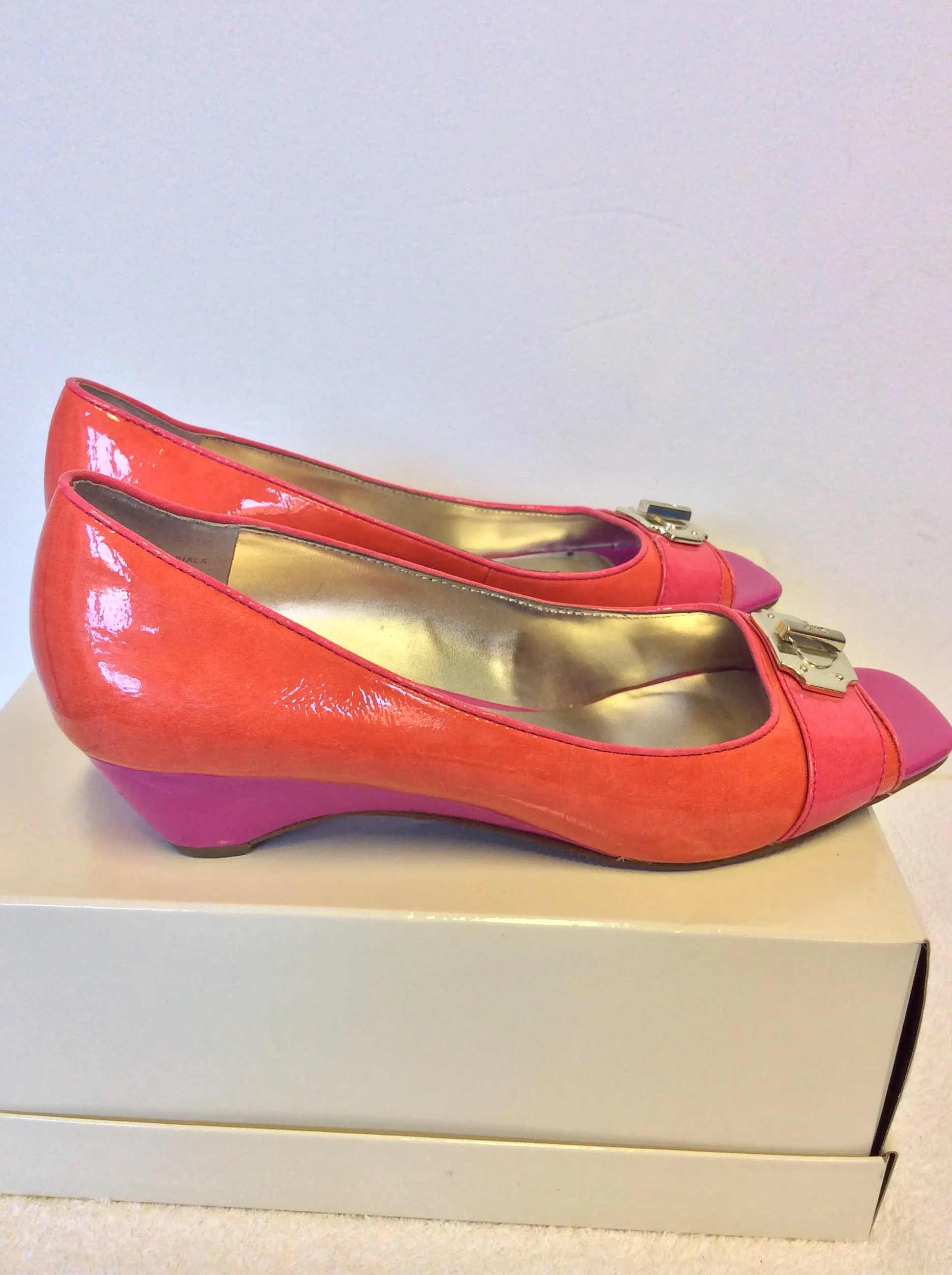 BRAND NEW ANNE KLEIN PINK & CORAL OPEN TOE LOW WEDGE HEELS SIZE 6/39