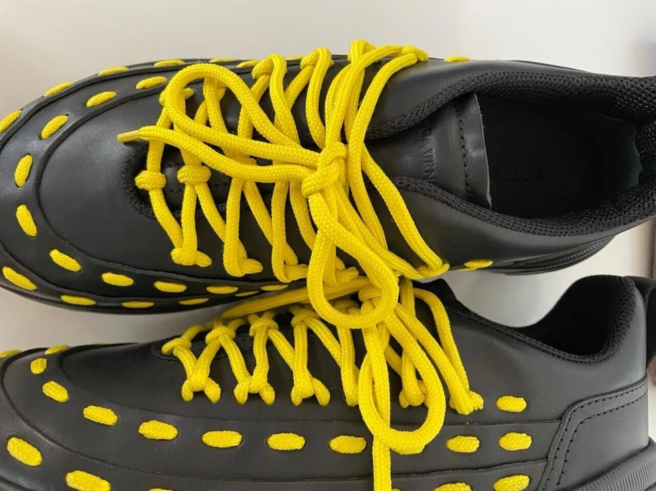 NIB $950 Bottega Veneta Mens Leather Black/Yellow Sneakers 9.5 US (42.5) 578305