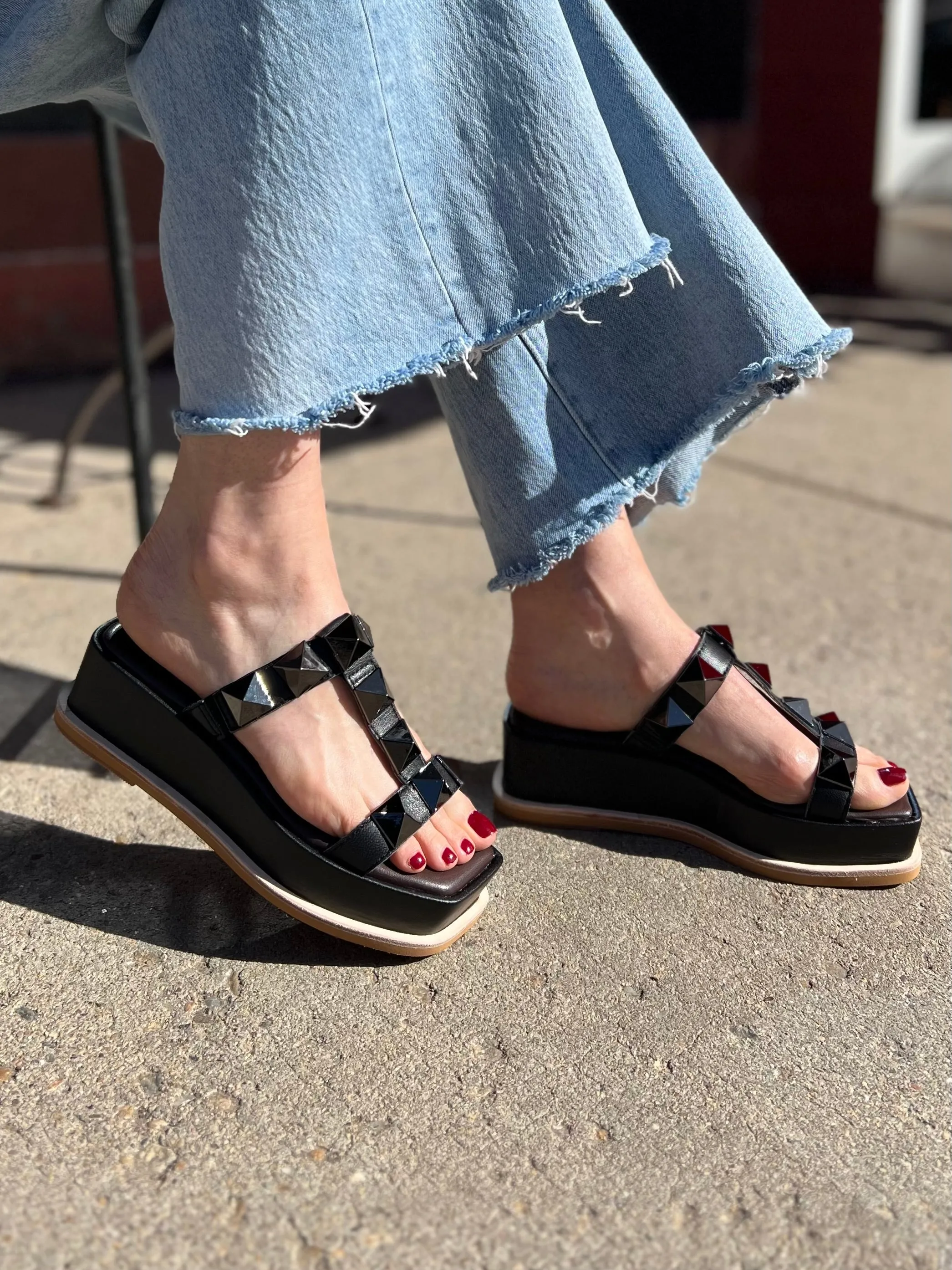 Pyramid T Sandal in Black