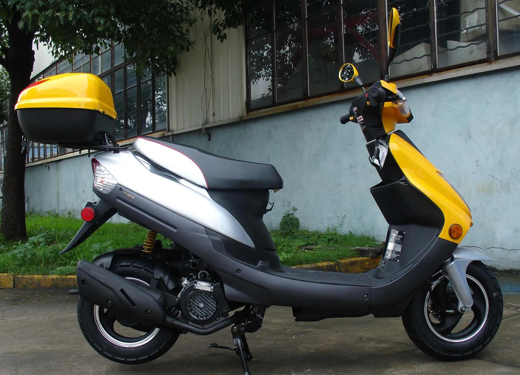 Series Deluxe Large-Size 150cc Roketa Scooter [Not CA Legal], Last one at this price! Red only